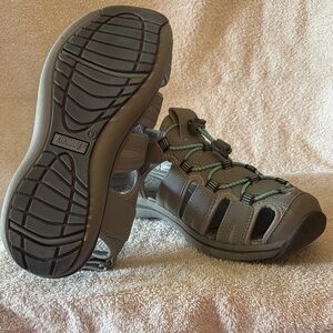 NWOT-Khombu Women’s  Gray Outdoor Sandals